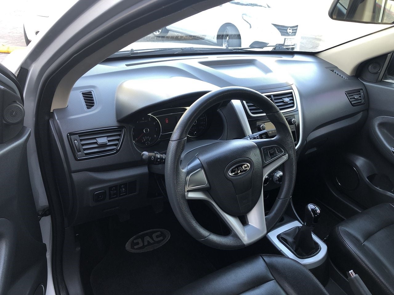 2018 JAC J4 MT TREND TREND L4 1.5L 111 CP 4 PUERTAS STD PIEL BA AA