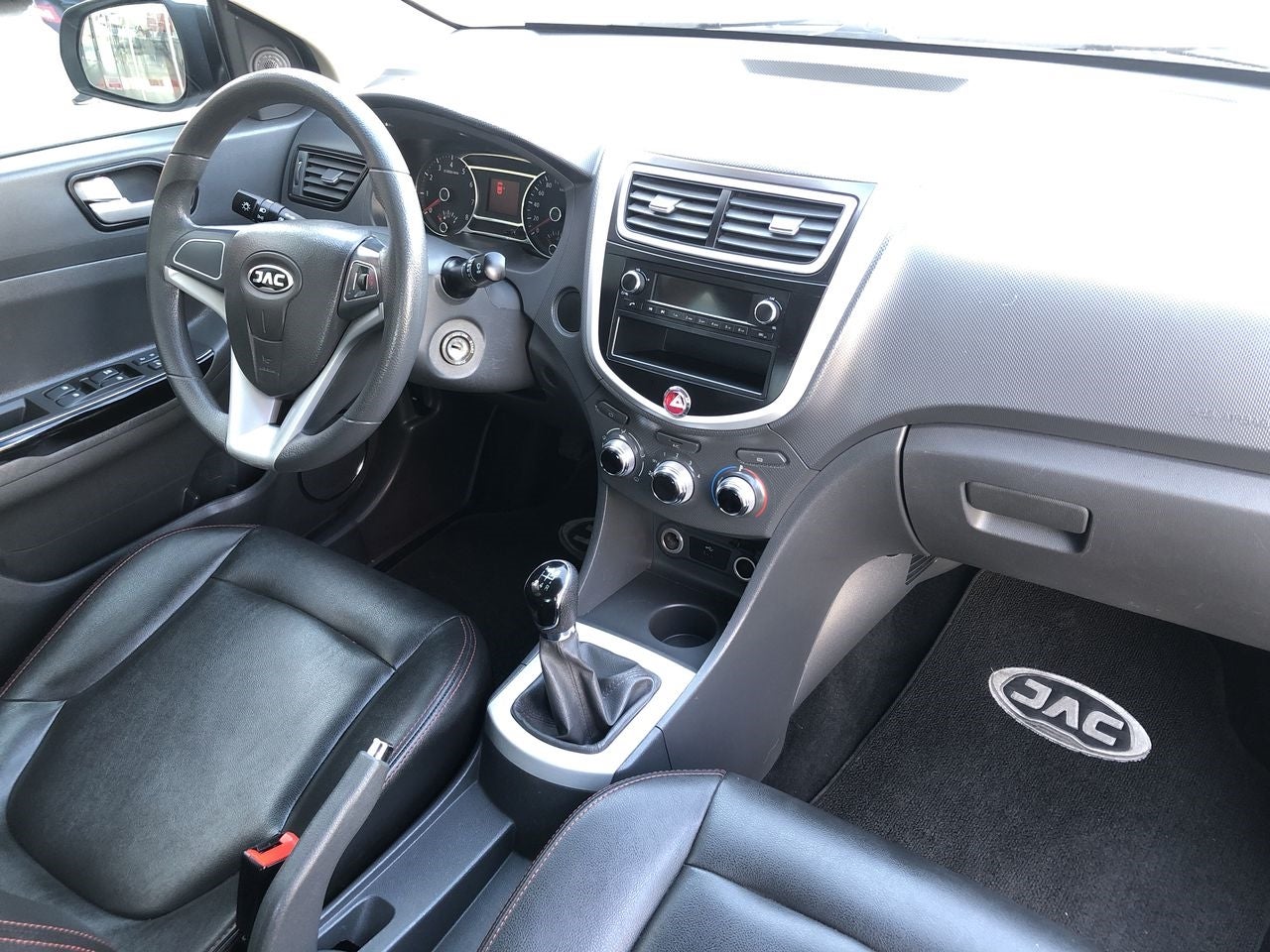 2018 JAC J4 MT TREND TREND L4 1.5L 111 CP 4 PUERTAS STD PIEL BA AA