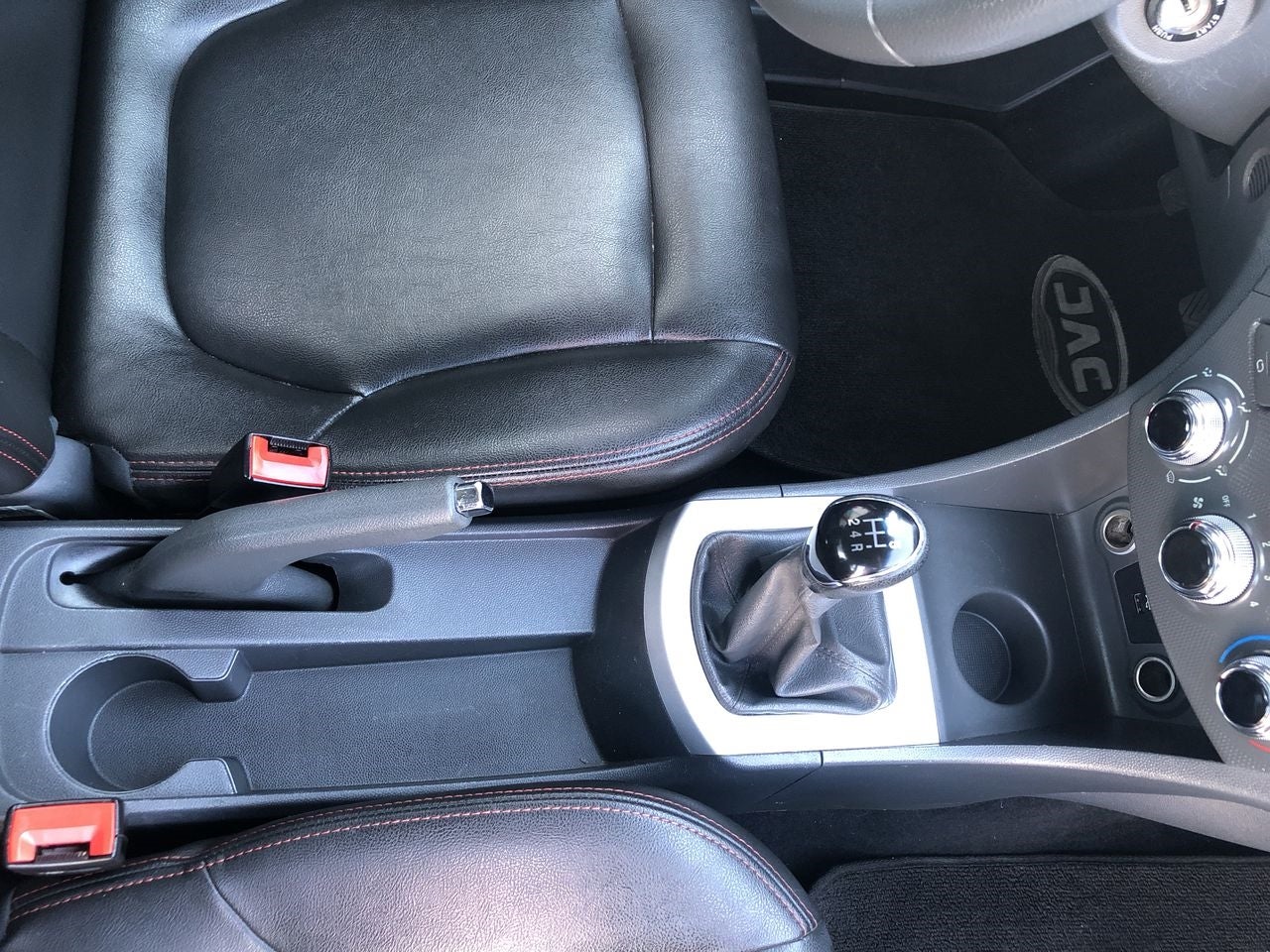 2018 JAC J4 MT TREND TREND L4 1.5L 111 CP 4 PUERTAS STD PIEL BA AA