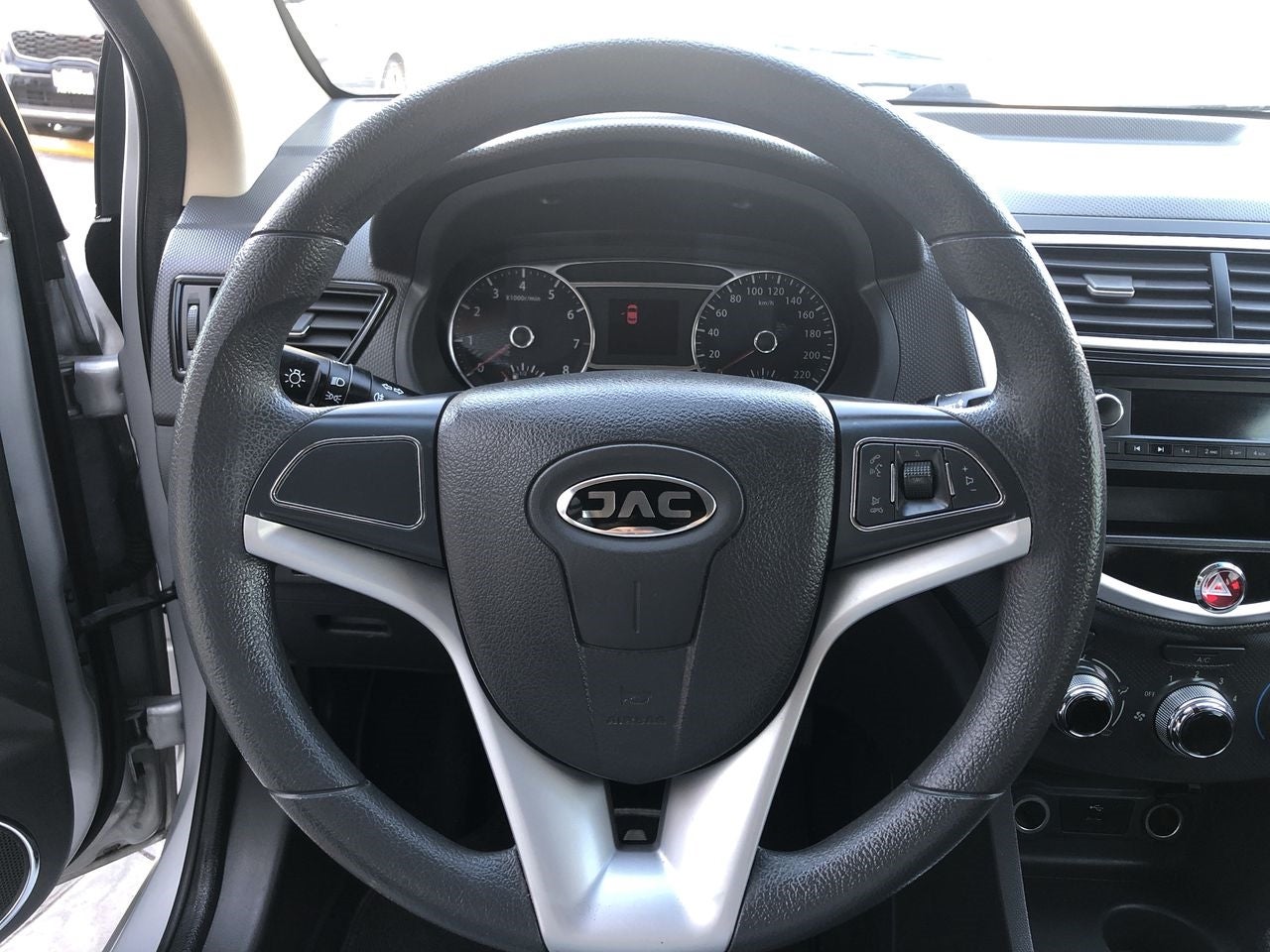 2018 JAC J4 MT TREND TREND L4 1.5L 111 CP 4 PUERTAS STD PIEL BA AA