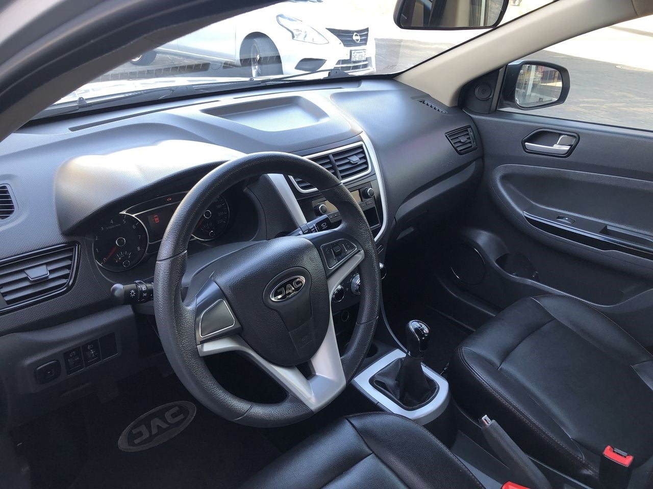 2018 JAC J4 MT TREND TREND L4 1.5L 111 CP 4 PUERTAS STD PIEL BA AA